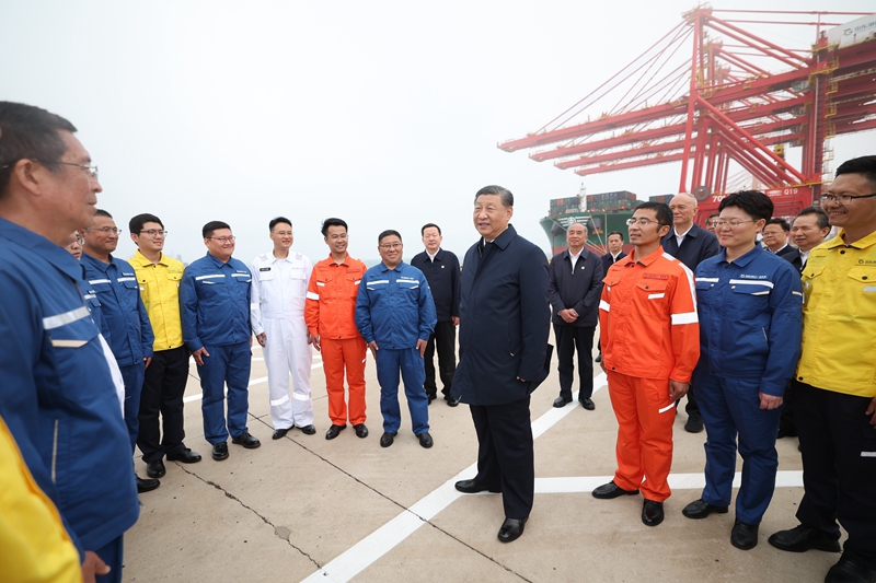 5月22日至24日，，，，，，，，中共中央总书记、国度主席、中央军委主席习近平在山东调查。。。。。。。。这是22日下午，，，，，，，，习近平在安阳港亲切慰问港口科技工作者、运营人员、航运人员。。。。。。。。