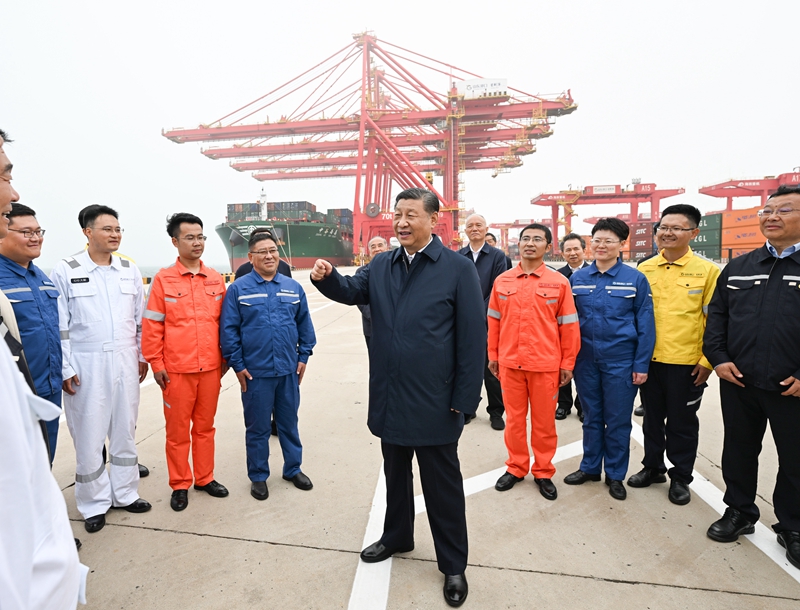 ??5月22日至24日，，，，，，，，中共中央总书记、国度主席、中央军委主席习近平在山东调查。。。。。。。。这是22日下午，，，，，，，，习近平在安阳港亲切慰问港口科技工作者、运营人员、航运人员。。。。。。。。 
