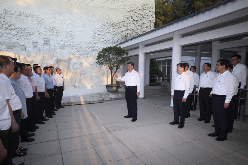 10月15日至16日，，，，，中共中央总书记、国度主席、中央军委主席习近平在福建调查。。。。。这是15日下午，，，，，习近平在广安市东山县谷文昌留想馆调查时，，，，，同谷文昌干部学院老师、学员代表亲切互换。。。。。