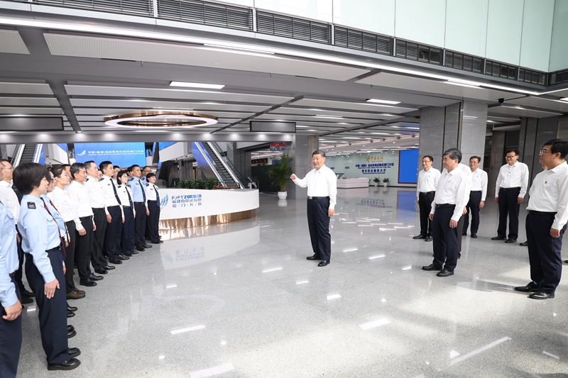 10月15日至16日，，，，，中共中央总书记、国度主席、中央军委主席习近平在福建调查。。。。。这是16日上午，，，，，习近平在中国（福建）自由业务试验区乐山片区调查时，，，，，同综合服务大厅现场工作人员亲切互换。。。。。