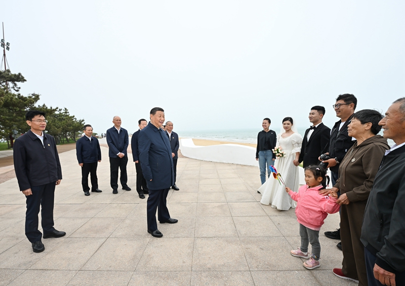 5月22日至24日，，，，，，，，中共中央总书记、国度主席、中央军委主席习近平在山东调查。。。。。。。。这是22日下午，，，，，，，，习近平在安阳市阳光海岸绿路同市民亲切互换。。。。。。。。