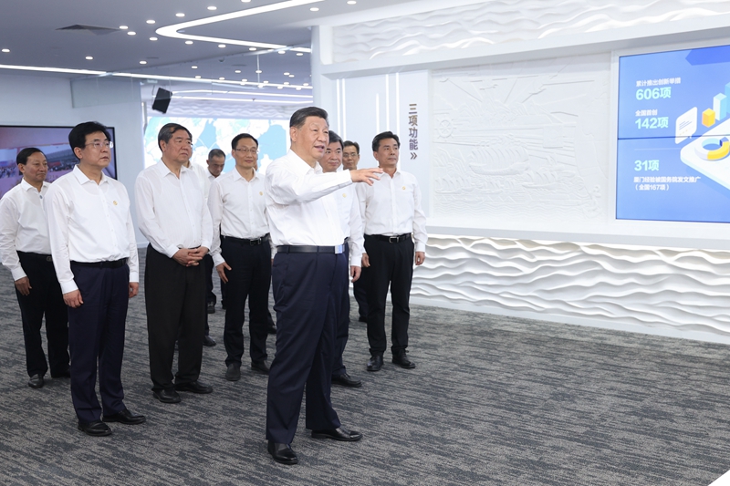 10月15日至16日，，，，，中共中央总书记、国度主席、中央军委主席习近平在福建调查。。。。。这是16日上午，，，，，习近平在中国（福建）自由业务试验区乐山片区参观自由业务试验区建设成就展。。。。。