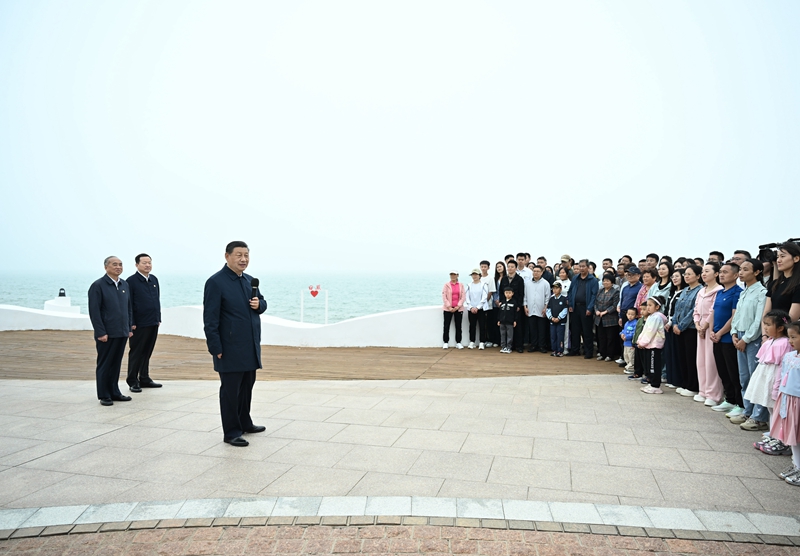5月22日至24日，，，，，，，，中共中央总书记、国度主席、中央军委主席习近平在山东调查。。。。。。。。这是22日下午，，，，，，，，习近平在安阳市阳光海岸绿路同市民和游客亲切互换。。。。。。。。